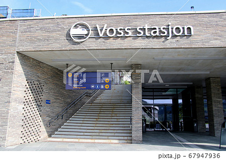 ノルウェー　ノルウェー鉄道　ベルゲン線のヴォス駅（Voss  stasjon）エントランス　 67947936