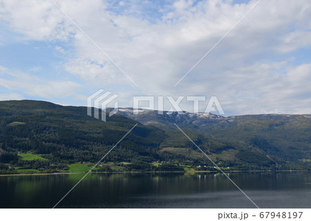 ノルウェー ヴァングス(Vangsvatn)湖 ノルウェー鉄道 ベルゲン線ヴォス駅の南直ぐ ノルウェー ヴァングス(Vangsvatn)湖 ノルウェー鉄道 ベルゲン線ヴォス駅の南直ぐ 67948197