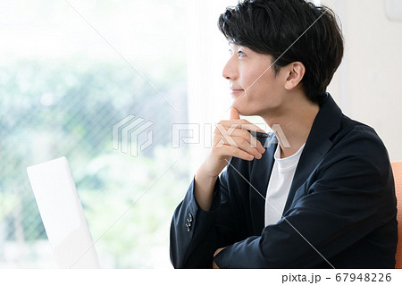テレワークをする男性【サテライトオフィス】 テレワークをする男性【サテライトオフィス】 67948226