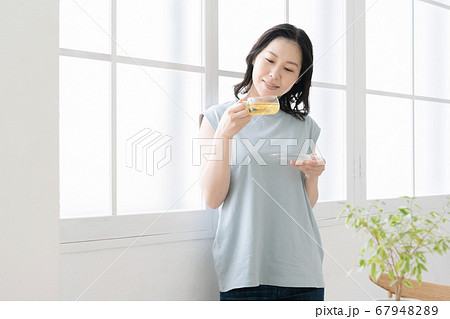 室内でハーブティーを楽しむミドル女性【冷え防止】 室内でハーブティーを楽しむミドル女性【冷え防止】 67948289