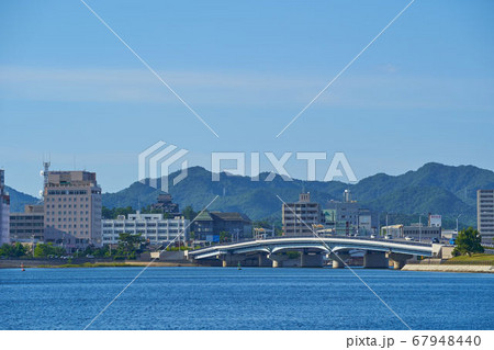 島根県松江市袖師町付近から北側(しんじ湖温泉、松江城方面)を見る 島根県松江市袖師町付近から北側(しんじ湖温泉、松江城方面)を見る 67948440