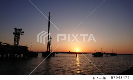 海上のオイルターミナルと夕焼け/Oil terminal at sunset 67948472