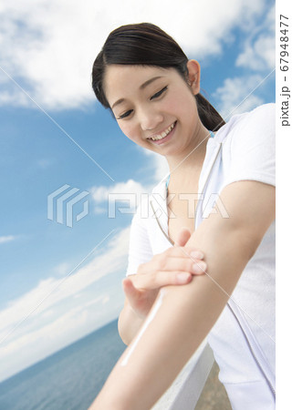 日焼け止めを塗る女性 67948477