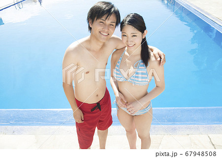 プールサイドのカップル 67948508