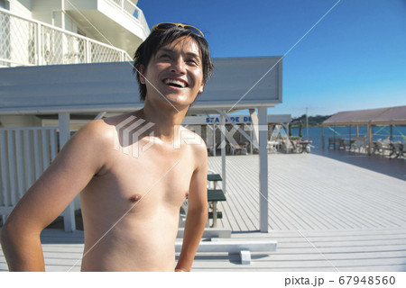 水着姿の男性 水着姿の男性 67948560