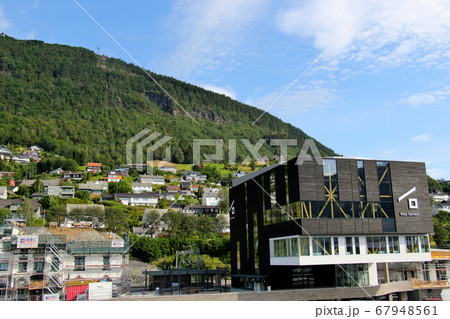 ノルウェー　ノルウェー鉄道　ベルゲン線ヴォス駅とハングルストッペンをつなぐヴォスゴンドラ全景　ワイド 67948561