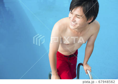 プールから出る男性 67948562