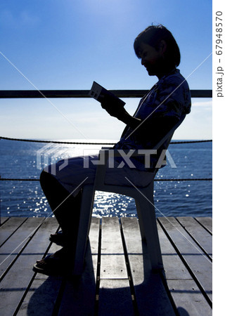 本を読む男性 67948570