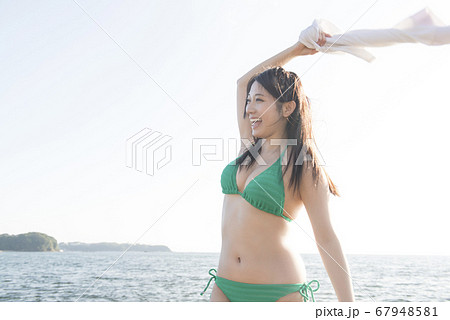 水着女性 67948581