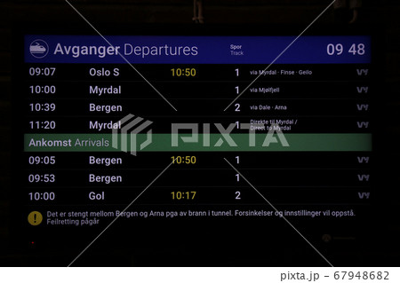 ノルウェー　ノルウェー鉄道　ベルゲン線ヴォス駅の列車の遅れを示す運行表示ディスプレイ 67948682