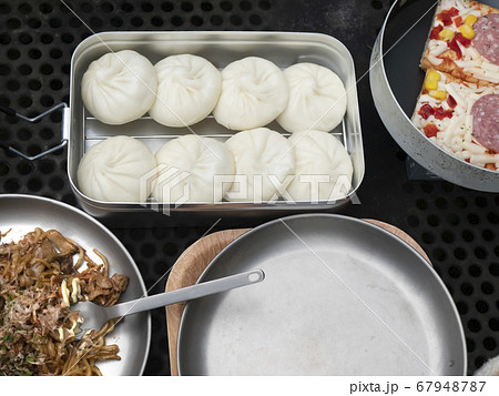 山やキャンプで調理するアウトドアごはん・山ごはん【ミニ肉まん・ピザ・焼きそば】 67948787