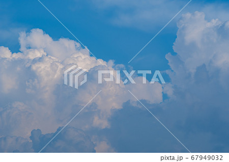 夏空 梅雨の晴れ間の積乱雲　d-1  67949032
