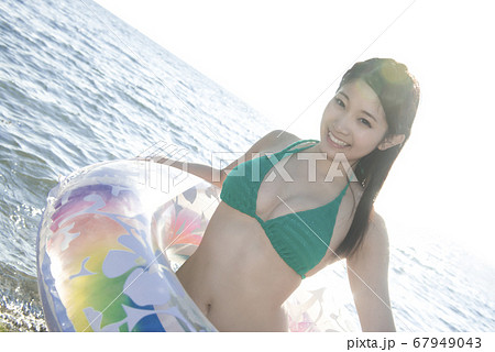 浮き輪と水着女性 67949043