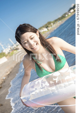 浮き輪と水着女性 浮き輪と水着女性 67949050