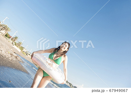 浮き輪と水着女性 浮き輪と水着女性 67949067
