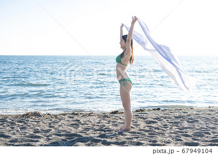 海辺の水着女性 海辺の水着女性 67949104