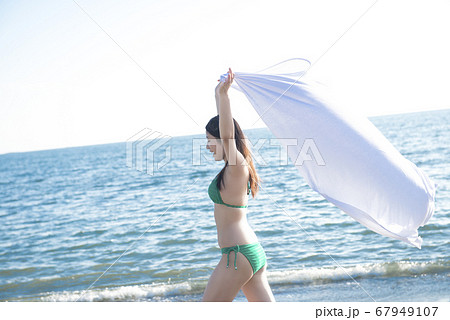 海辺の水着女性 67949107