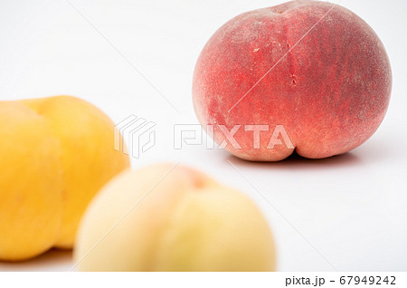 桃三種 白桃 黄桃 白鳳 三色がかわいい の写真素材