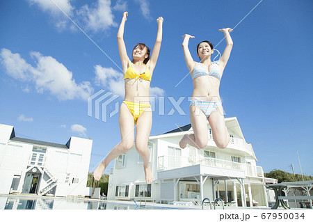 水着姿でジャンプする女性の写真素材