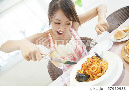 飲食店で食事をする女性 飲食店で食事をする女性 67950988