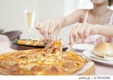 レストランで食事をする女性 67950996