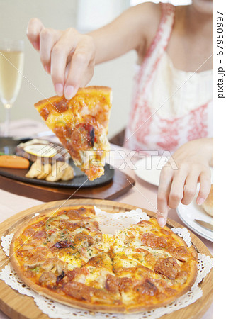 レストランで食事をする女性 67950997
