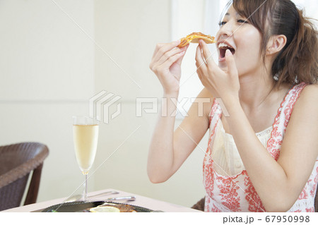 レストランで食事をする女性 67950998