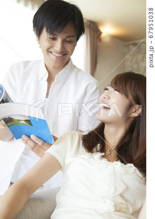 旅行本を見るカップル 67951038