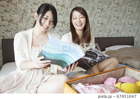 旅行の計画を立てる女性 旅行の計画を立てる女性 67951047