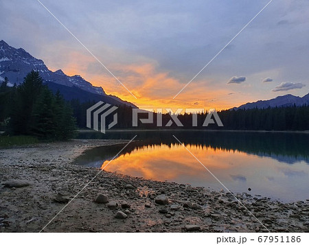 夕焼け 反射 反影 67951186