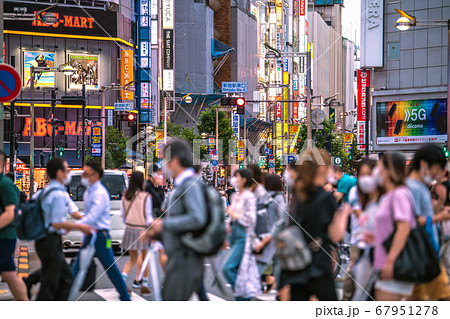 日本の東京都市景観　Moa2番街入口前の横断歩道の人波（奥は「新宿駅東口」交差点）＝7月29日 67951278