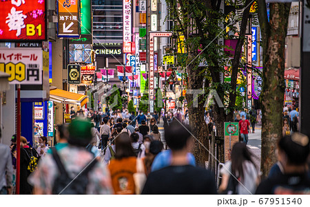 日本の東京都市景観 新宿 Moa2番街の人混みを望む 奥は歌舞伎町 セントラルロード 7月29日の写真素材