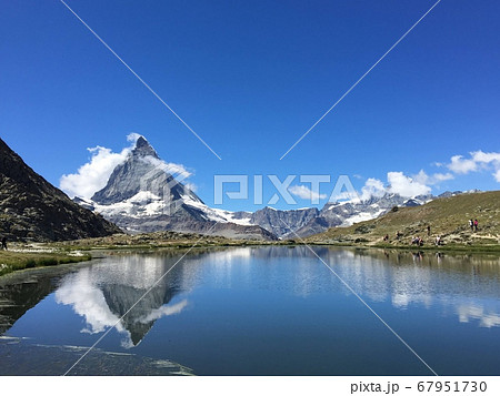 湖とマッターホルン 67951730