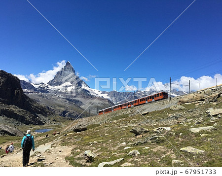登山するマッターホルン 67951733