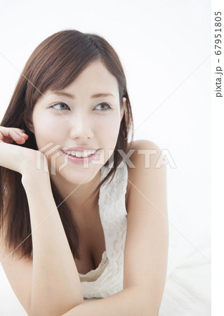 寝転ぶ女性 67951805