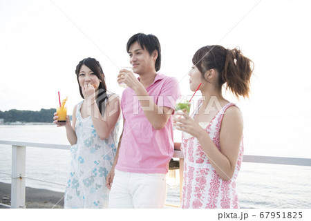 カクテルを飲む男女 カクテルを飲む男女 67951825