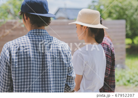 若者　後ろ姿　庭 67952207