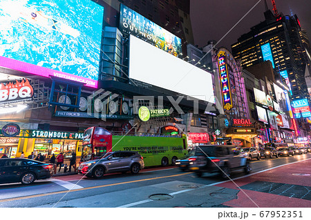 ニューヨーク 夜のタイムズスクエア マンハッタンの写真素材