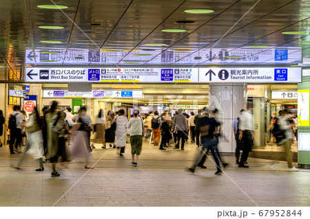 日本の東京都市景観 開通した新宿駅の東西自由通路（画面奥）などを望む（西口道路側から望遠撮影） 67952844