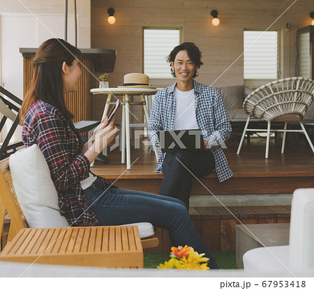 在宅ワーク　テレワーク  夫婦 67953418