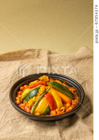 タジン鍋　Moroccan chickpea and tomato tagine pan 67954374