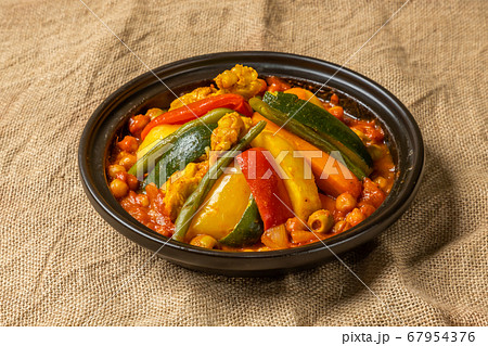 タジン鍋　Moroccan chickpea and tomato tagine pan 67954376