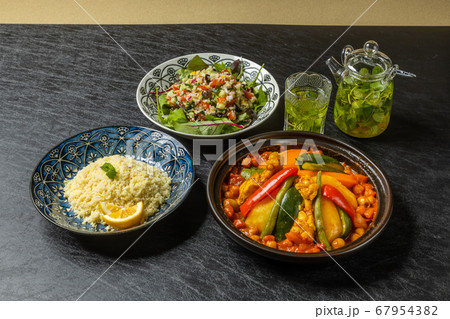 タジン鍋　Moroccan chickpea and tomato tagine pan 67954382