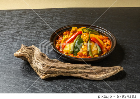 タジン鍋　Moroccan chickpea and tomato tagine pan 67954383