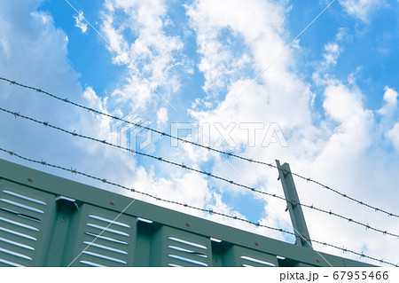 有刺鉄線と空 67955466