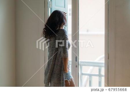 窓辺に立つ、若い女性の後ろ姿 窓辺に立つ、若い女性の後ろ姿 67955668