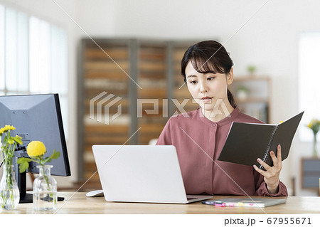 テレワーク　リモートワーク　イメージ 67955671