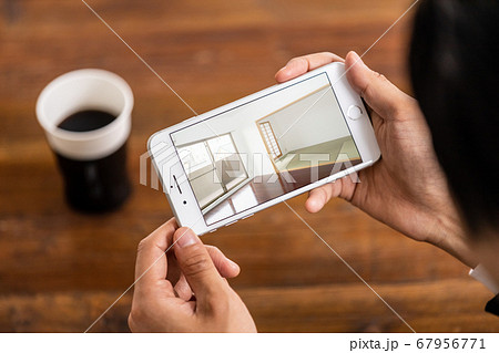 スマホで不動産物件を内見している人（オンライン内見イメージ） 67956771