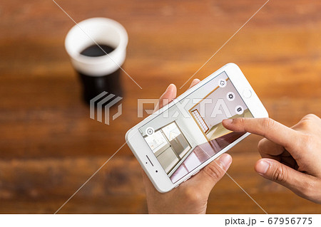 スマホで不動産物件を内見している人（オンライン内見イメージ） 67956775