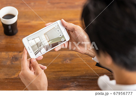 スマホで不動産物件を内見している人(オンライン内見イメージ) スマホで不動産物件を内見している人(オンライン内見イメージ) 67956777